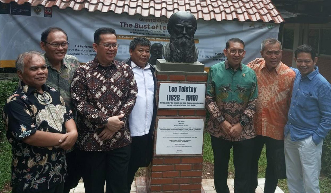 Панно «Циолковский, Королёв, Гагарин» передано в дар Вьетнаму Панно «Циолковский, Королёв, Гагарин» передано в дар Вьетнаму