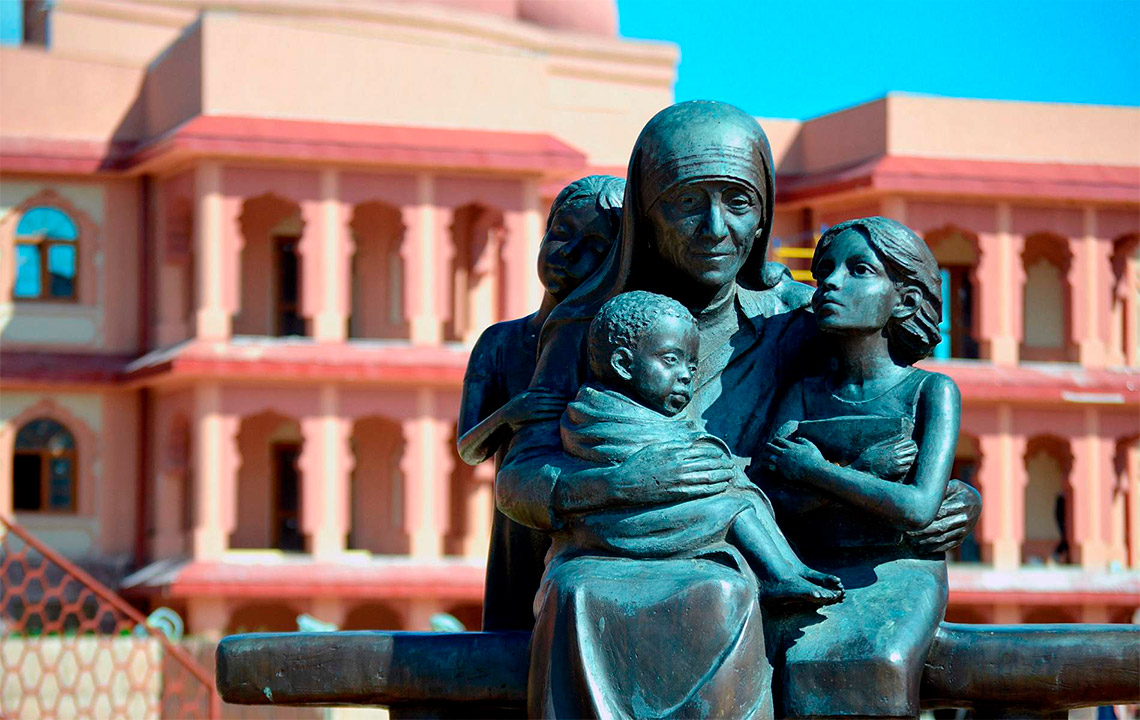 Памятник Матери Терезе в ЭТНОМИРе