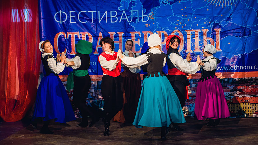 Выступление артистов школы старинного танца «Миндон Энвина»
