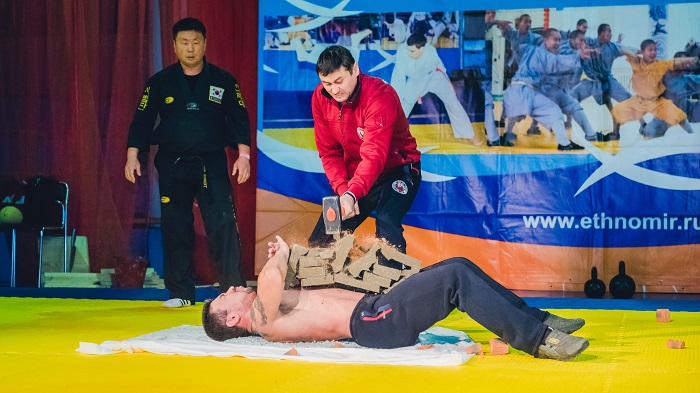 Заслуженный мастер спорта, представитель Федерации NOMAD MMA Казахстана Влад Дю, разбил бетонные блоки