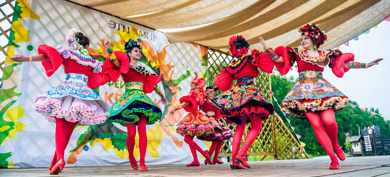 Фейерверк красок в ЭТНОМИРе