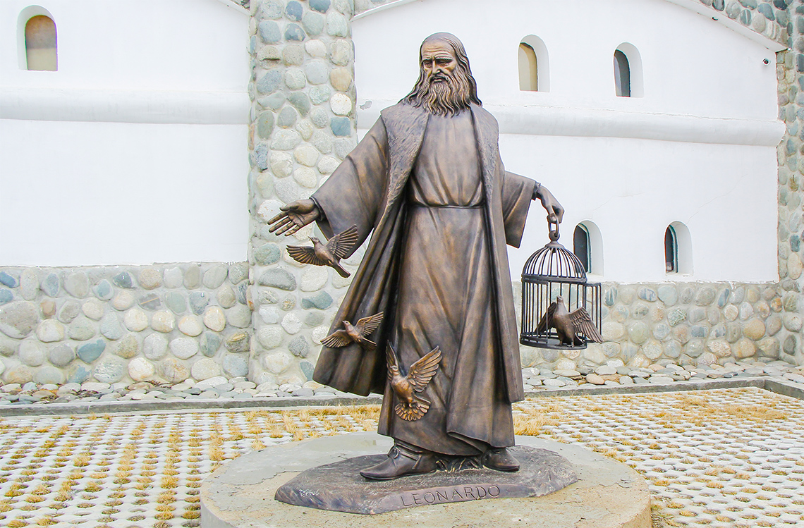 Памятник Леонардо да Винчи в ЭТНОМИРе