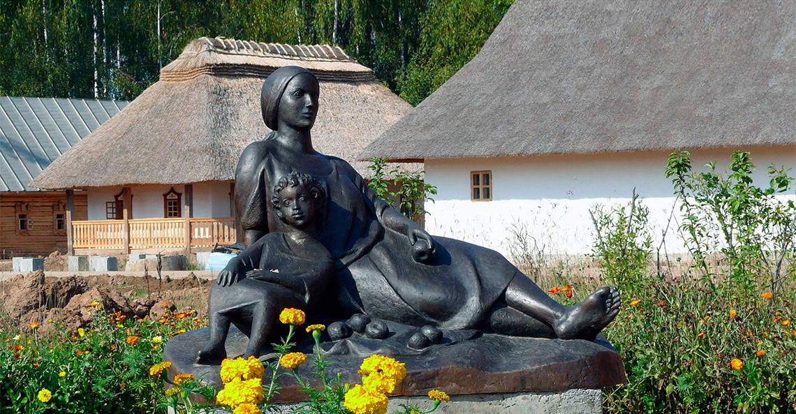 Памятник Арине Родионовне в ЭТНОМИРе Памятник Арине Родионовне в ЭТНОМИРе