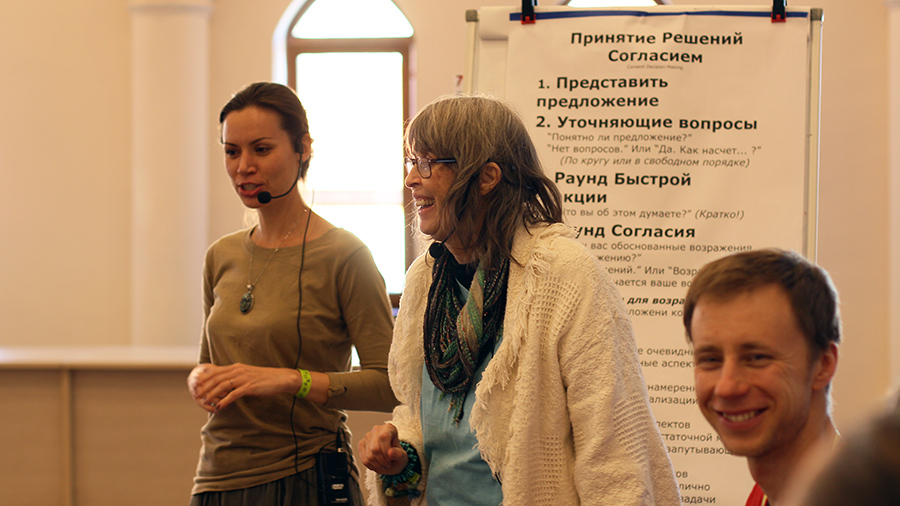 Даяна Кристиан во время тренинга с участниками семинара