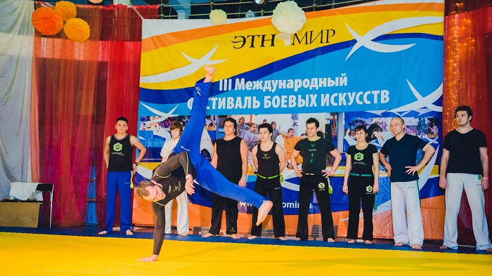 Выступление капоэйристов из школы «Sabotage Capoeira»
