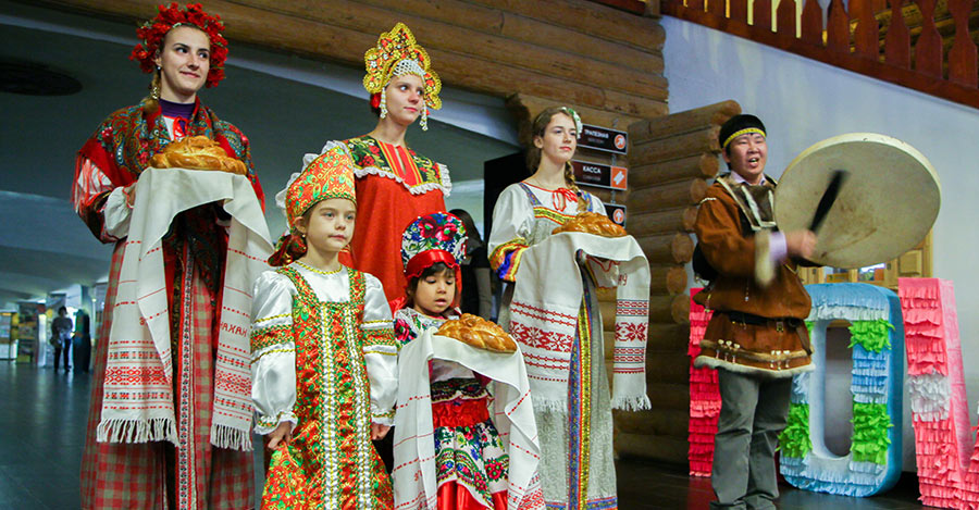 Встреча участников тура хлебом-солью