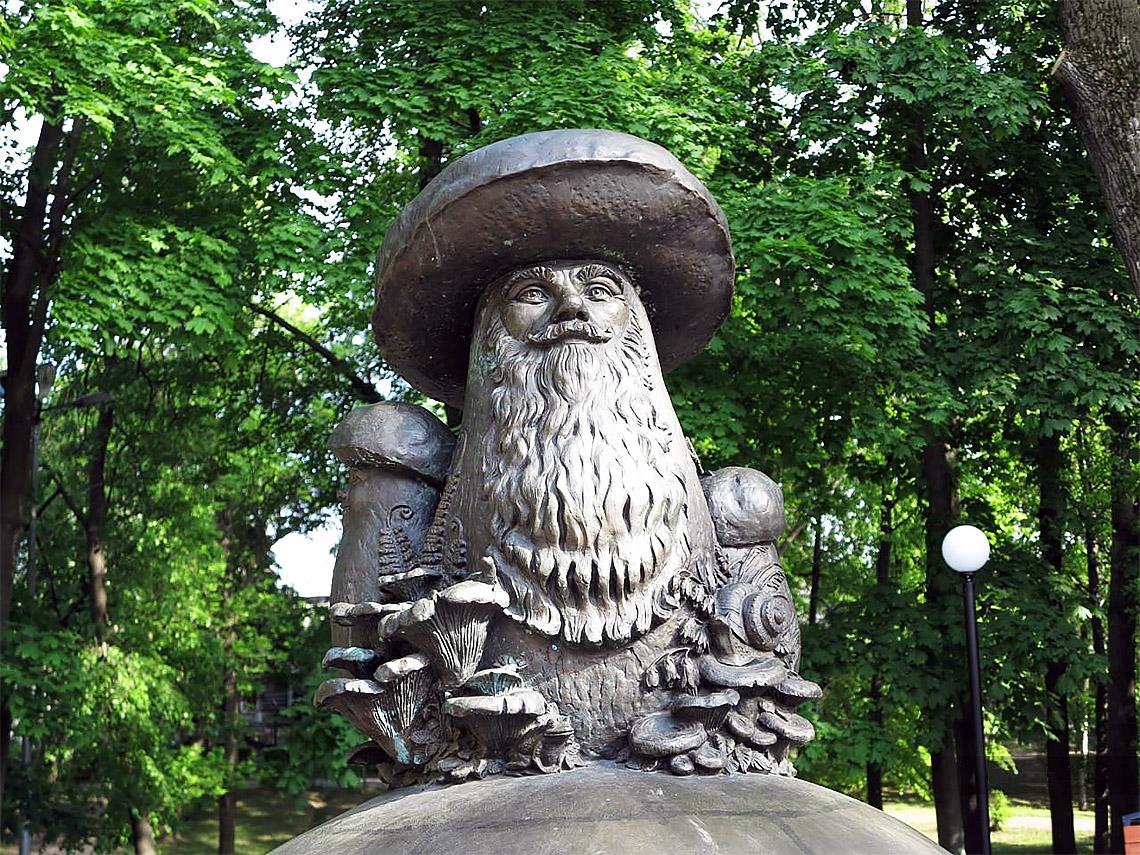 Скульптурная композиция «грибы с глазами» 