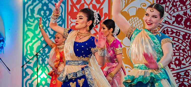 Фейерверк красок в ЭТНОМИРе