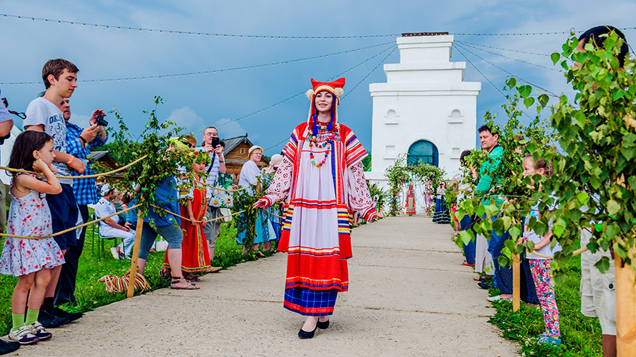 Славянская красавица в костюме от театра реконструкции костюма «Вервица»