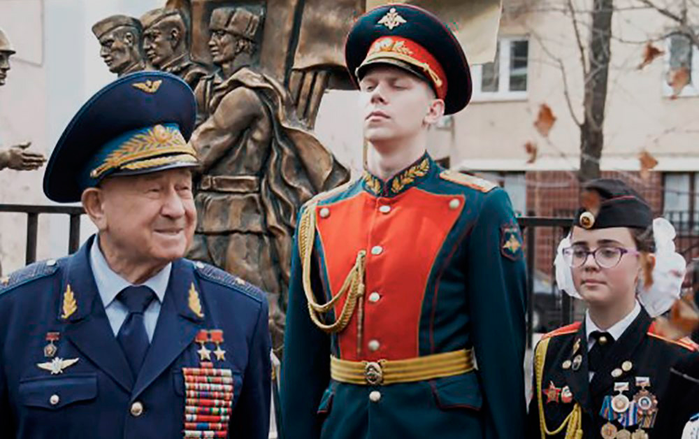 Лётчик-космонавт, дважды Герой Советского Союза А. А. Леонов