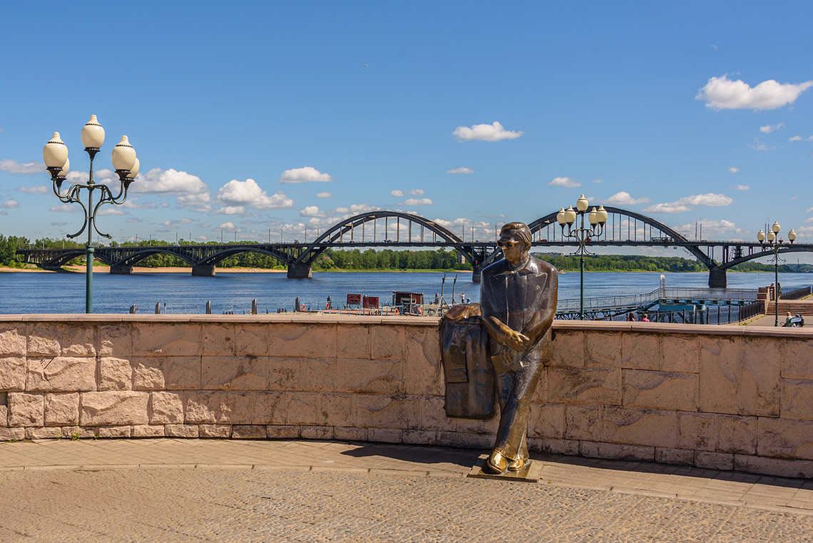 Памятник поэту и автору популярных советских песен Льву Ошанину