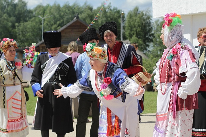 Народные гуляния в парке на празднике «Многоликая Россия»