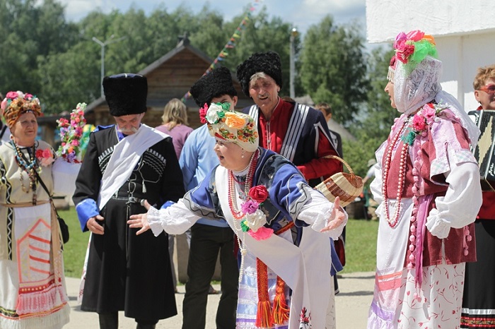 Народные гуляния в парке на празднике «Многоликая Россия»