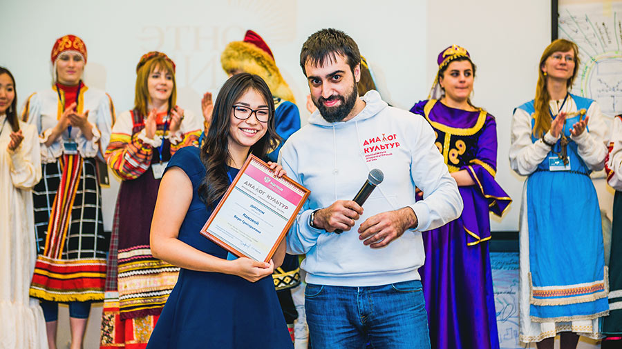 Награждение участников лагеря «Диалог культур»