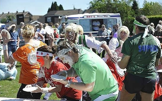 Соревнования по метанию тортов