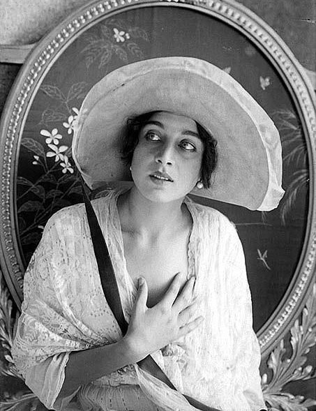 Актриса Вера Холодная