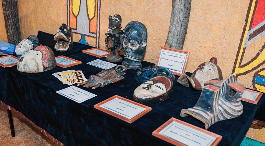 Выставка-лекторий «Древние фигуры и маски Африки - история и современность»