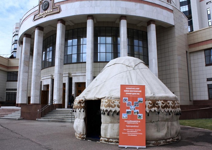 Войлочная юрта, установленна ЭТНОМИРом на территории МГУ