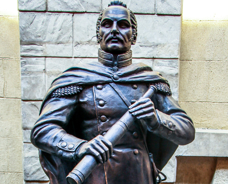 Памятник Беллинсгаузену в ЭТНОМИРе