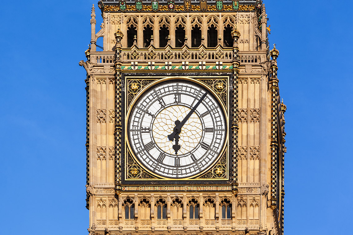 В основании написано по латыни: «Боже, храни королеву Викторию Первую»