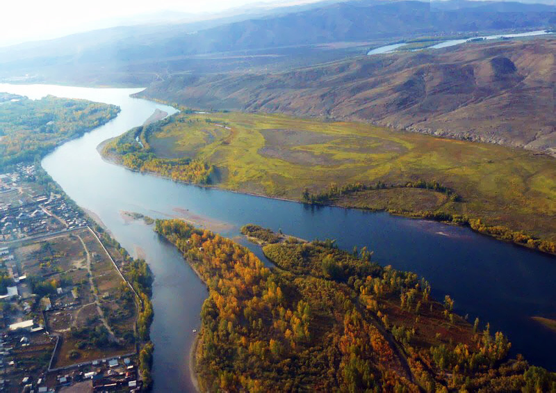 Город расположен у слияния Большого и Малого Енисея