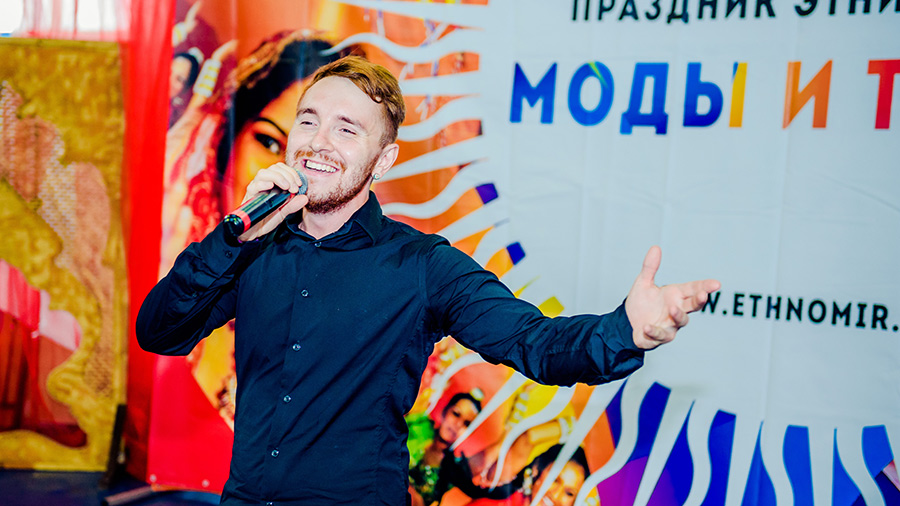 Исполнитель главных ролей мюзиклов «Ребекка» и «Летучий корабль» Илья ШкольникOFF на Празднике этнической моды и танца
