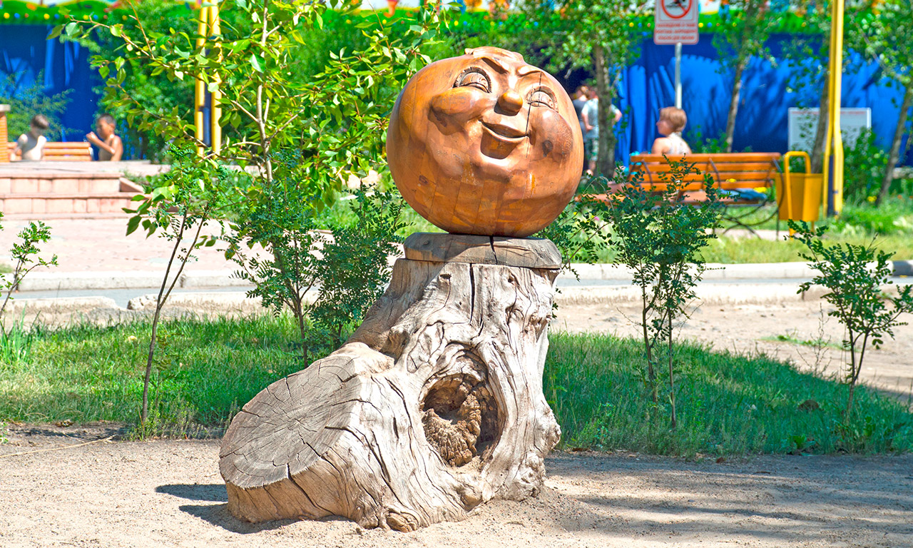 Деревянный колобок в Абакане