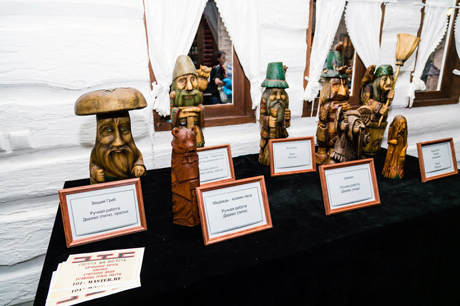 Выставка резных деревянных фигур героев русских сказок из частной коллекции семьи Болысовых